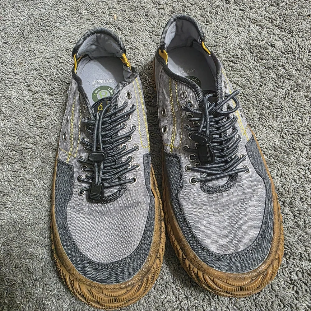 Hybrid & Company Gray Sneakers with Yellow Accents
